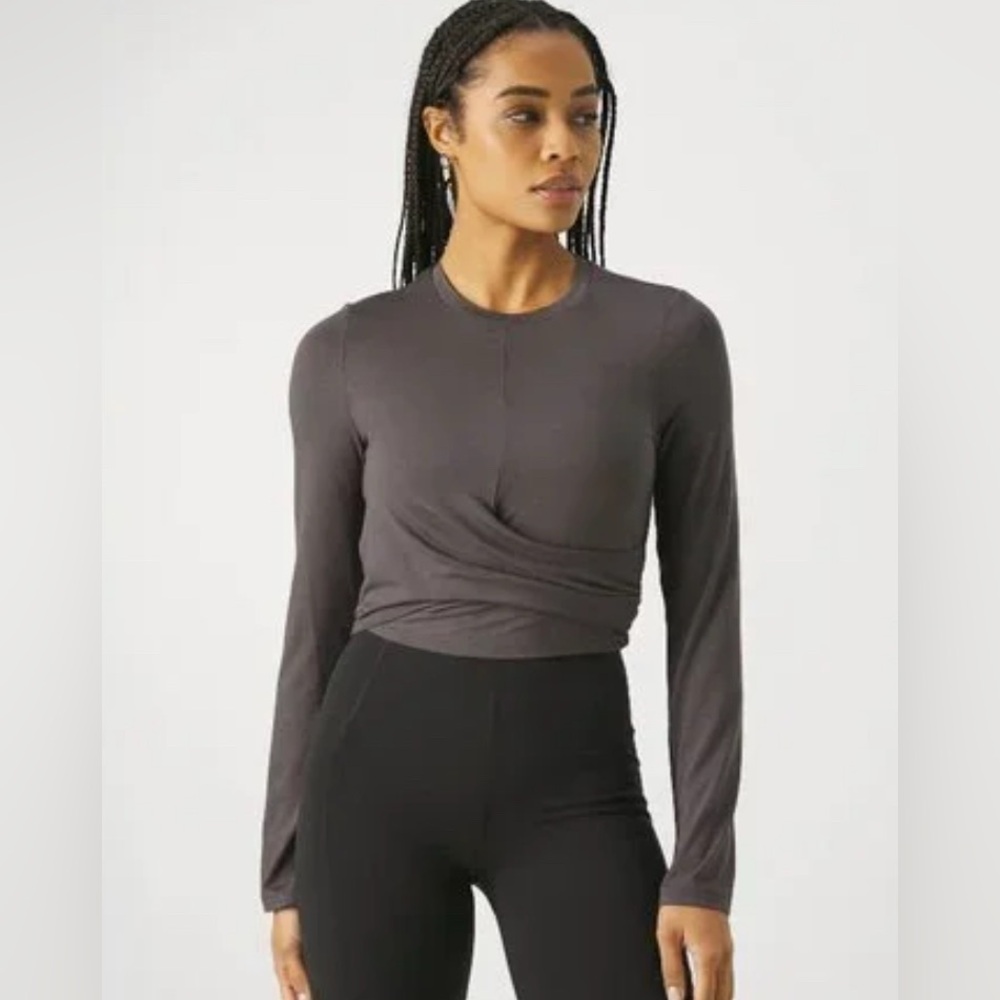NWT Sweaty Betty Wrap Front Cropped Long Sleeve Tee in Urban Grey